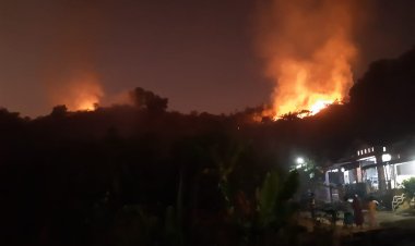 Jelang malam   Bukit Kaje-kaje Dan Sihopo-hopo Terbakar