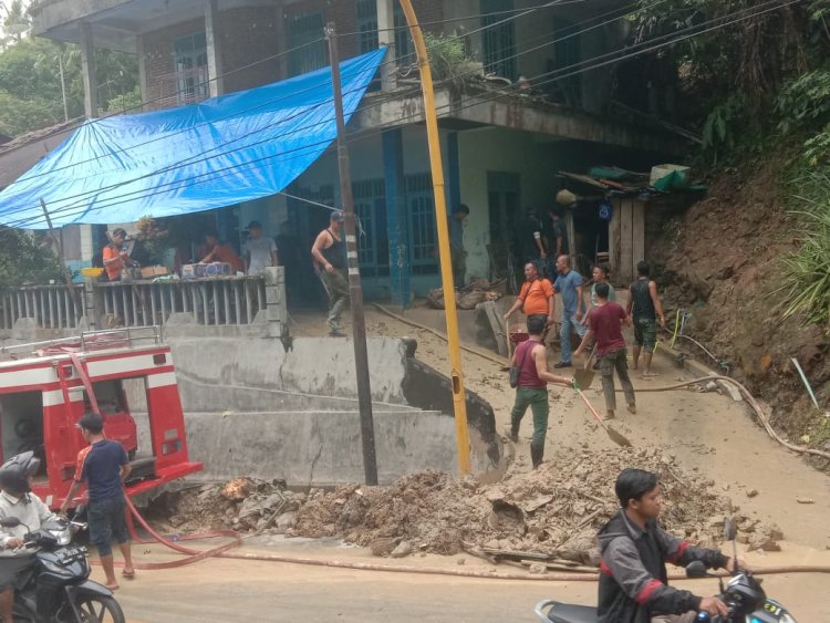 Hujan Deras Di Sibolga, Baru Tonggo Raja  Rumah Diterjang Longsor, Silalahi : "Sudah Ada Tanda Tanda"
