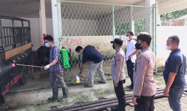 Antisipasi Penyebaran PMK Polres Sibolga Kawal Penyemprotan Disinfectan  