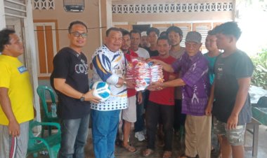 Syarfi Berkunjung dan Salurkan Bantuan Untuk SSB Sinar Muda Sibabangun 