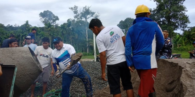 Syarfi dan Delmeria Ikut Gotong Royong Renovasi Masjid di Lumut