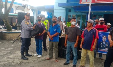 POLRES Sibolga Bagikan Bansos Pada Masyarakat Terdampak Kenaikan Harga BBM 