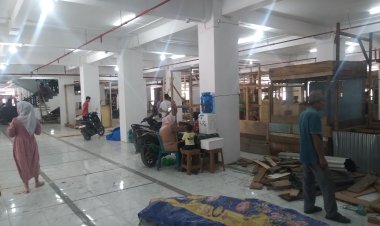 Para Pedagang Pasar Sibolga Nauli Mulai Tempati Lapak Masing Masing