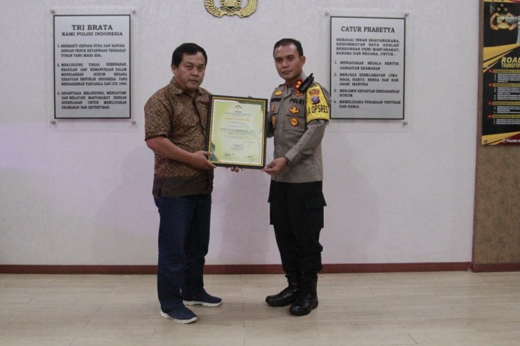 Peduli Atas Penanaman Mangrove, Kapolres Sibolga Terima Penghargaan  