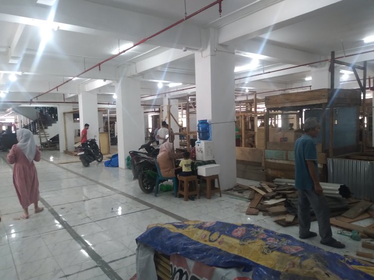 Para Pedagang Pasar Sibolga Nauli Mulai Tempati Lapak Masing Masing