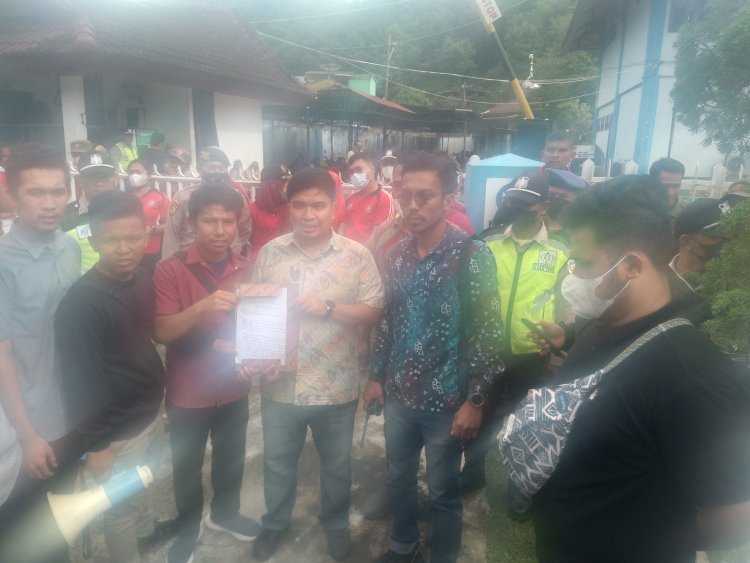 Mahasiswa Demo PLN UP 3 Sibolga, Tuntut Kabel milik Provider di Tiang Listrik Ditertibkan