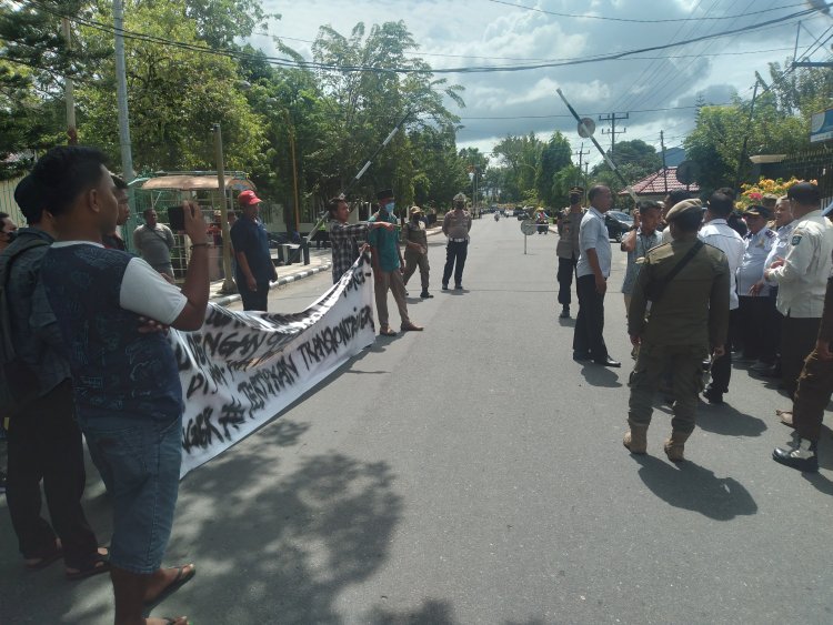 Forum Pemuda Pemerhati Kota Sibolga Demo Tuntut Pemerintah Tindak  Pelanggaran UU Angkutan Peti Kemas Trans Continent