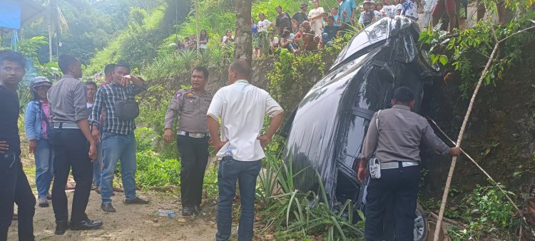 Mengantuk, mobil innova terjun ke jurang