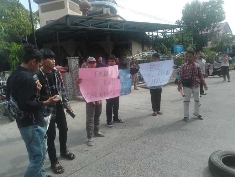 Mahasiswa Dan Pemuda Demo Di Kantor Perindag Sibolga, Tuntut Kadis Dicopot Dan minta Otak Pungli Ditangkap