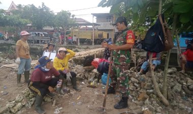 Ciptakan Pantai Yang Bersih & Indah, Babinsa Bersama Warga Gelar Gotong Royong