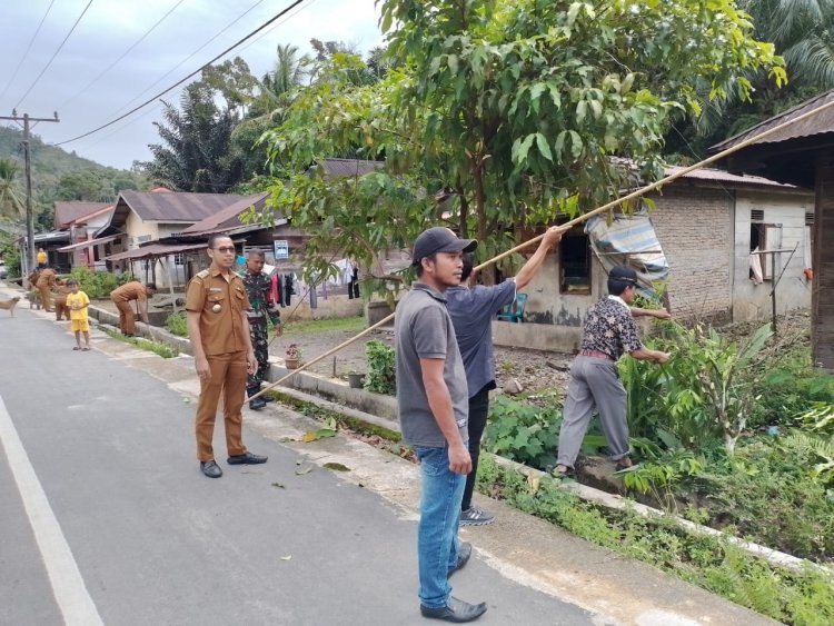 Babinsa Koramil 05/Kolang & Perangkat Desa Gelar Gotong Royong Bersihkan Lingkungan