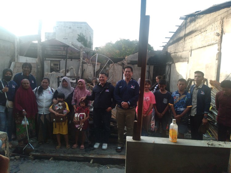 Partai Perindo Sibolga Bersama Pebri WP Sihombing Serahkan Bantuan Untuk Korban Kebakaran gg. Lapo Sona