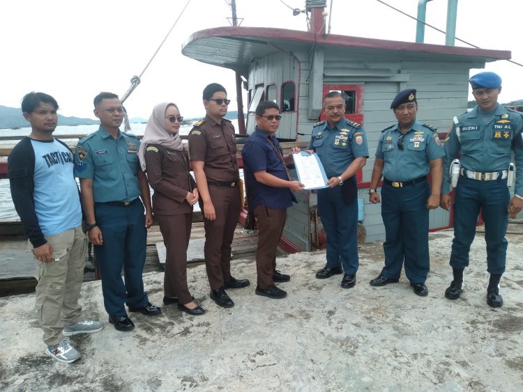Usai Terima Dari Lanal Sibolga, Kejari Kembàlikan Kapal "Siluman" Kepada Terdakwa yang masih Ditahan Dilapas