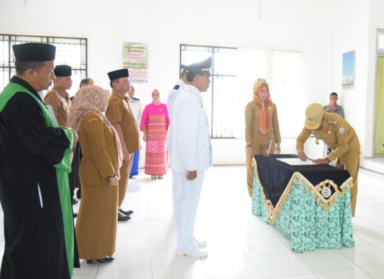 Pj.Bupati Lantik 24 Pejabat Administrator dan Pengawas Pemkab Tapteng 