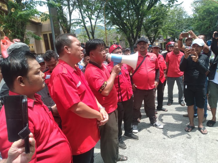 Kader, Simpatisan & Pengurus DPC PDIP Sibolga Datangi Bawaslu, Minta Tindak Lanjut Laporan Dibuka Di Pleno KPU