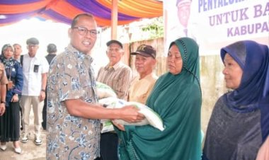 Bupati Serahkan 360,89 Ton Beras CBP Kepada Warga Tapteng