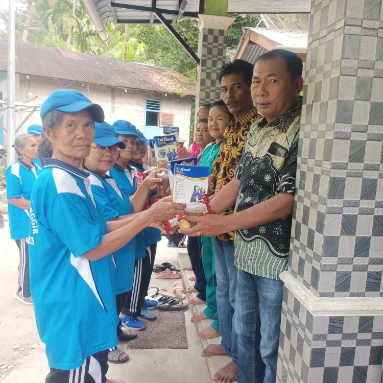 Usia Tua Yang Sehat, Pemdes Simaninggir Beri Makanan tambahan Bagi Lansia
