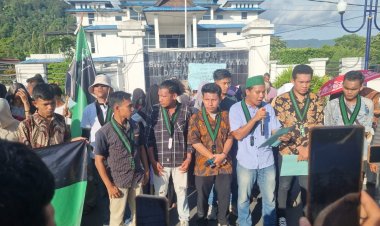HMI Sibolga/Tapteng Demo DPRD TT, Usul Pemberhentian PJ : Tidak Paham Tupoksinya Sebagai Wakil Rakyat!