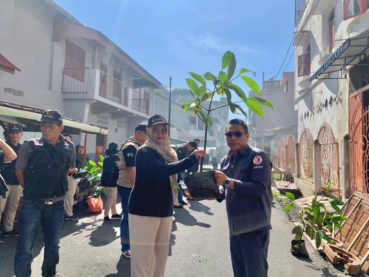 Bawaslu Sibolga Tanam Pohon Manggis, Simbol Kejujuran