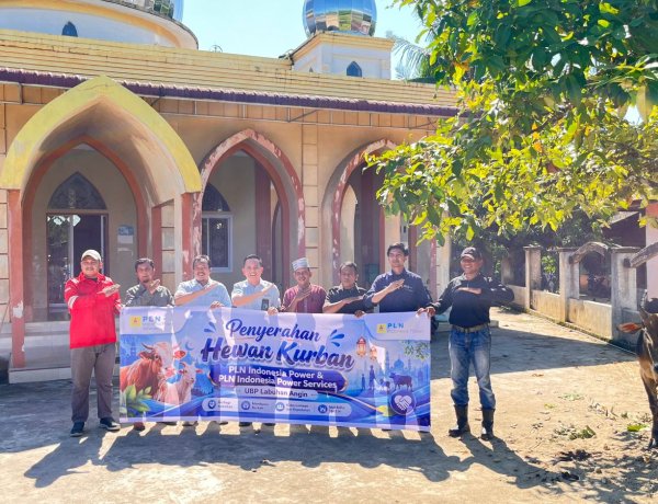 PLN Indonesia Power Services UBP Labuhan Angin Serahkan Hewan Kurban ke Warga